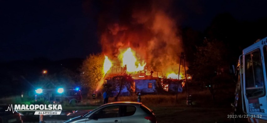 Poznachowice Dolne. Płonął drewniany dom. Z ogniem walczyło sześć zastępów straży