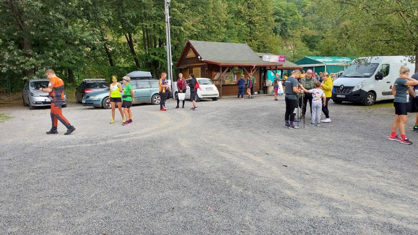 Ponad 200 osób wystartowało w 6. Ostrowieckim Półmaratonie Leśnym. To połączenie sportu i zabawy