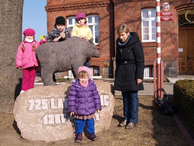 Kamienny niedźwiadek jest najnowszą atrakcją Barwic. Przychodzą go obejrzeć całe rodziny oraz dzieciaki (z paniami) z pobliskiego przedszkola.