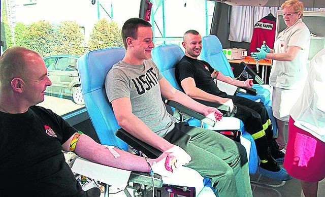 Do Przysuchy dojechał ambulans, gdzie policjanci i strażacy mogli oddać krew w ramach akcji "Spokrewnieni ze służbą".