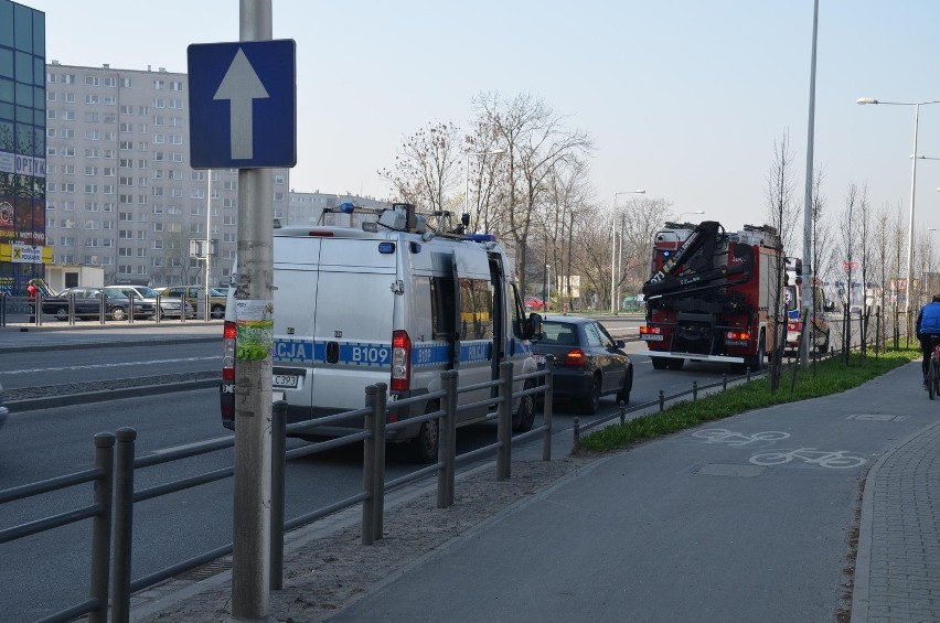 Wrocław: Wypadek na Strzegomskiej. Mężczyzna prowadzący skuter trafił do szpitala (ZDJĘCIA)