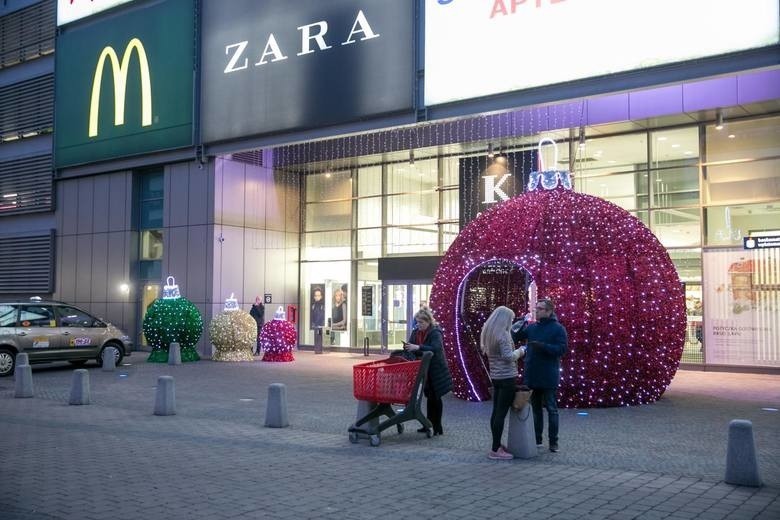 Sprzedaż upominków i bombek w galeriach...