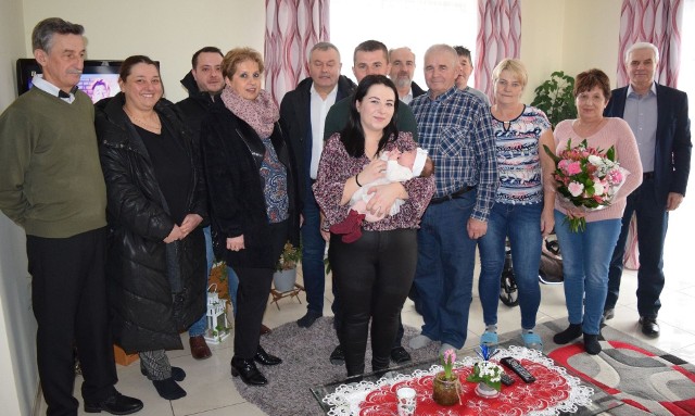 Kontynuując zapoczątkowany trzy lata temu zwyczaj, przedstawiciele skalbmierskiego samorządu odwiedzili pierwszego mieszkańca gminy urodzonego u progu nowego roku.