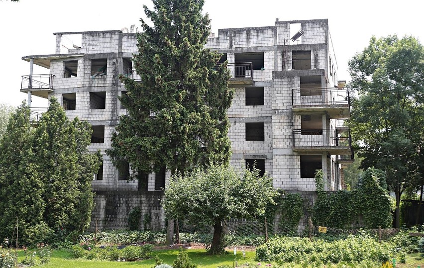 Kraków. Niedokończone, zniszczone budynki od wielu lat stoją i straszą przechodniów [ZDJĘCIA]