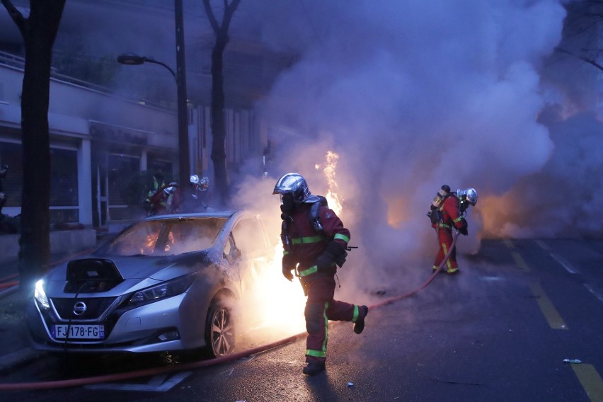 Paryż: Bomby dymne, ogień i bitwa z policją. Protest...