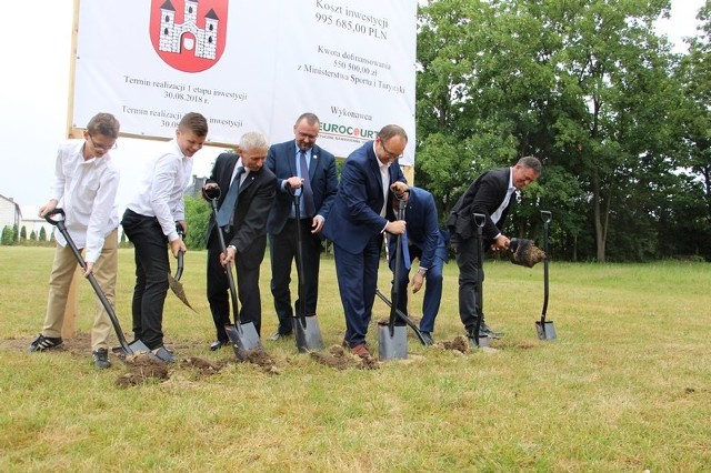Symboliczne wbicie pierwszej łopaty w sobotę to początek budowy boiska przy szkole podstawowej we Wrzeszczowie.