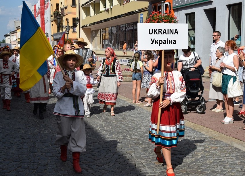 Gorlice. Festiwal Świat pod Kyczerą. Przez miejski deptak przeszedł barwny korowód artystów z różnych stron świata