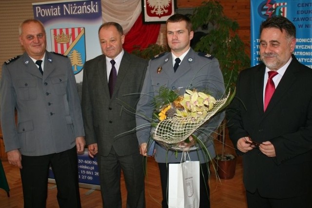 Sierżant sztabowy Maciej Długosiewicz odebrał nagrodę na sesji rady powiatu niżańskiego.