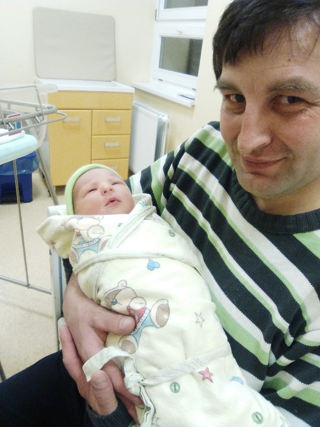 Mirosław Górszczyk z dumą trzymał na rękach swojego drugiego syna. - Imię dla niego wybraliśmy wcześniej. Nie spodziewaliśmy się, że Kacperka ochrzcimy w szpitalu i tak szybko pochowamy - mówi