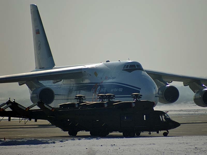 AN-124 na lotnisku w Jasionce.