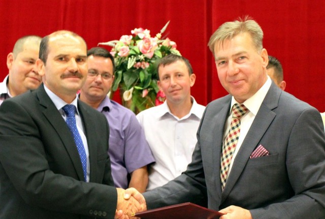 Burmistrz Kistarcsa Solymosi Sandor i wójt Jan Pyrkosz po podpisaniu umowy.