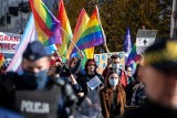 II Marsz Równości w Białystoku. Tęczowy tłum bawił się na ulicach, narodowcy protestowali. Bomba miała przerwać marsz (ZDJĘCIA)
