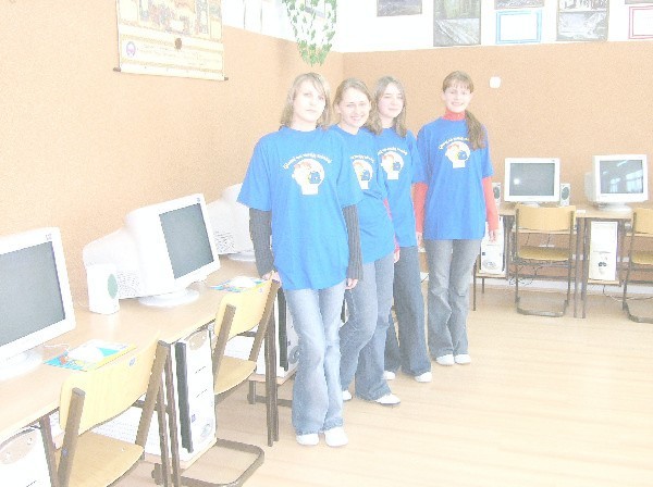 Na zdjęciu: przy nowych komputerach uczennice  klasy IIIb (od lewej): Justyna Polińska, Natalia  Lachowicz, Justyna Przekwas i Karolina Pyda.