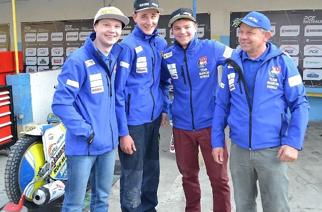 Marcin Nowak, junior MrGarden GKM (pierwszy z lewej) ze swoim teamem w grudziądzkim parkingu