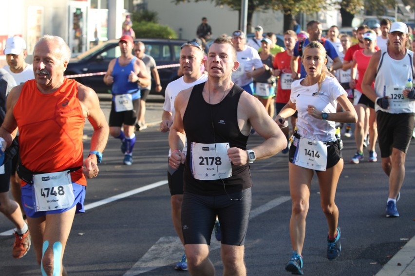 Zdjęcia z maratonu w Poznaniu 2018 - biegacze na pierwszym...