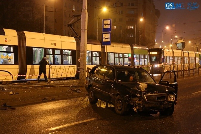 Auto wjechało w przystanek Wyszyńskiego. 5 osób rannych [zdjęcia, wideo]