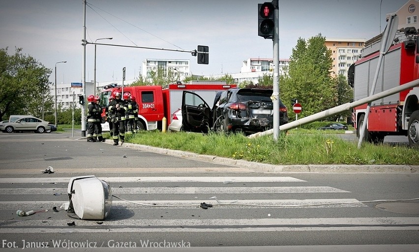 Wrocław: Wypadek Porsche na rondzie Żołnierzy Wyklętych (ZDJĘCIA)