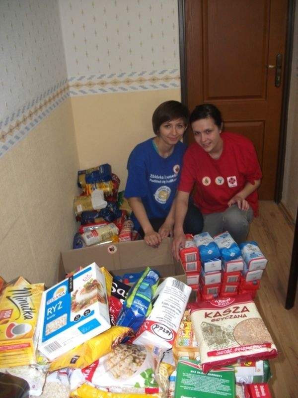 W zbiórce żywności wzięły także udział: Jowita Czubak (z prawej) i Ilona Dulęba