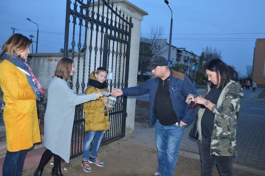 PTTK w Łowiczu szuka kwestarzy na zbiórkę pieniędzy na rzecz ratowania starych nagrobków [ZDJĘCIA]