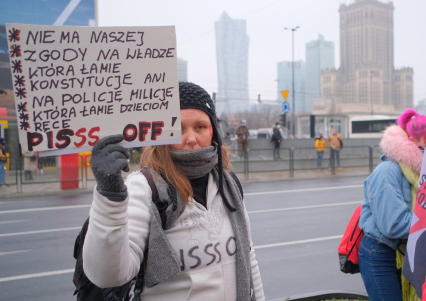 Strajk Kobiet, rolnicy, przedsiębiorcy. "PiS do dymisji". Kolejna antyrządowa manifestacja na ulicach Warszawy [ZDJĘCIA]