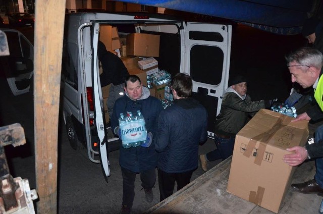 Zebrane w Toruniu dary w niedzielę wieczorem na granicy w Dorohusku odebrali Ukraińcy z Łucka