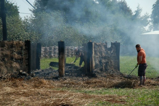 Sprzątanie po pożarze w Wiosce Gotów w Masłomęczu