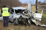 Wypadek na przejeździe kolejowym w Osinach pod Opolem. Samochód osobowy wjechał w szynobus. Kierowca jest ranny