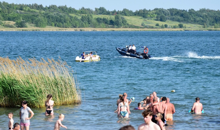 Więcej policjantów nad Jeziorem Tarnobrzeskim do końca wakacji. Apelują o bezpieczne zachowania nad wodą. Wideo i zdjęcia