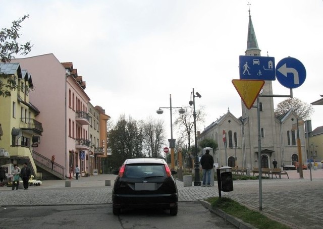 Wyjazd z ulicy Szerokiej na ulicę Wojska Polskiego w Bytowie. 