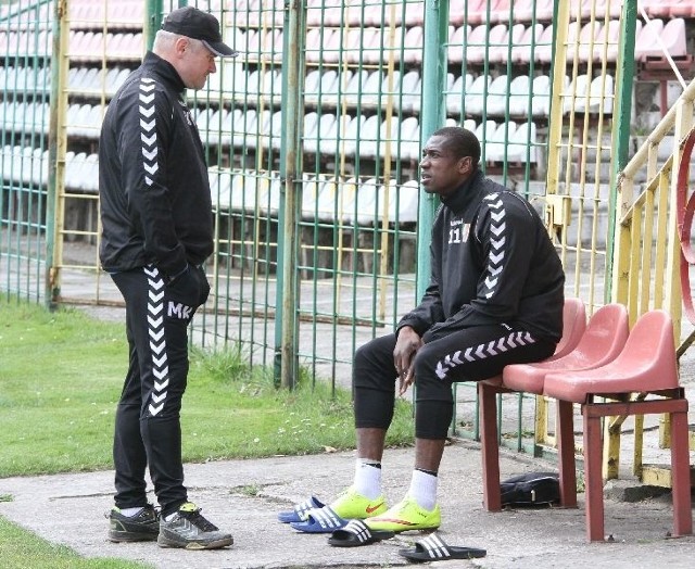 Francuz Olivier Kapo zszedł ze środowego treningu i konsultował się z masażystą Korony Markiem Koniecznym. Okazuje się, że ból pleców jest poważny.