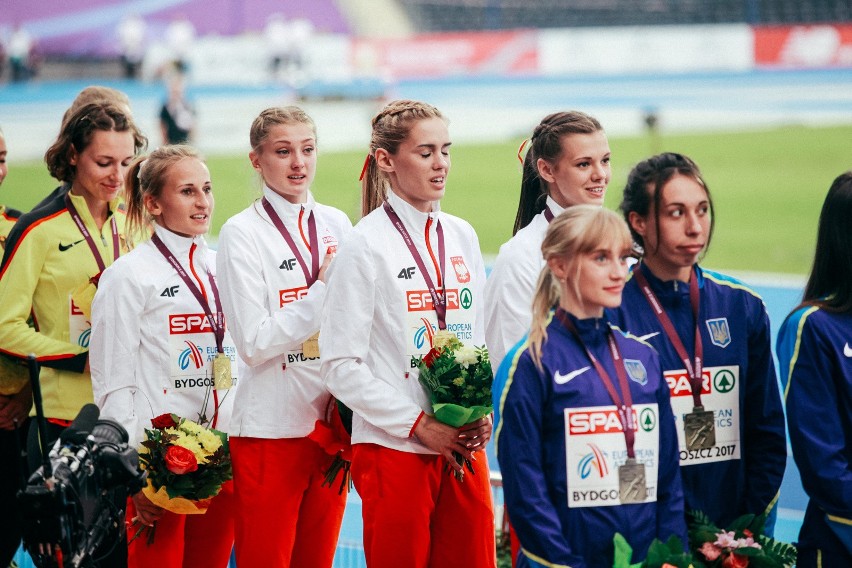 Medale dwóch 400-metrowych sztafet (złoto kobiet i srebro...