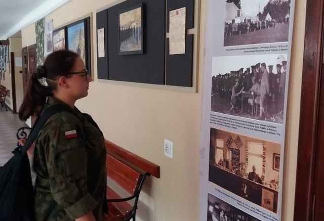 Historyczną wystawę o tworzeniu Polskiej Armii w Ameryce można oglądać w szkole w Lipinach w gminie Odrzywół.
