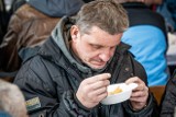 Bezdomny też człowiek. Święta to trudny czas dla osób bez dachu nad głową. "Wolę myśleć, że zawsze byłem stąd, z ulicy"