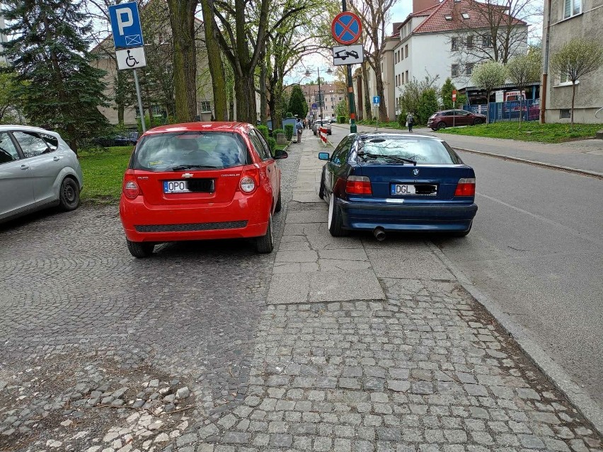 Tak parkują mistrzowie parkowania w Opolu...