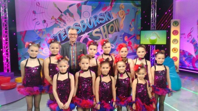 Grupa Małe Trzpioty w okrojonym składzie, z gospodarzem programu "Petersburski Music Show", Jerzym Petersburskim Juniorem.