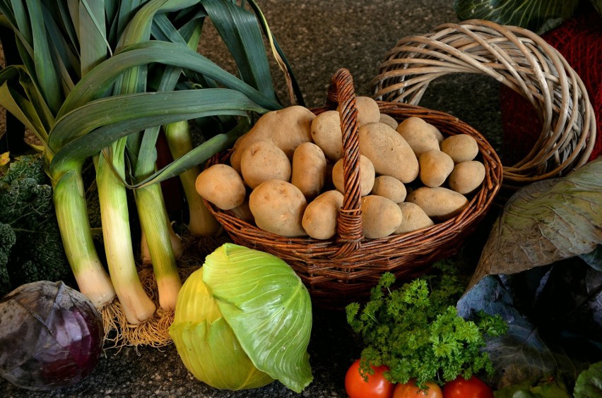 Ziemniaki, buraki, owoce i warzywa - jakie zbiory? Dużo mniejsze [grafika]