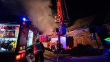 Żagań. Pożar budynku gospodarczego w miejscowości Borowe. Z ogniem walczyło blisko 30 strażaków! Spaleniu uległ dach, opał i maszyny