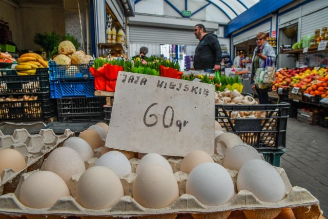O takiej cenie za jajko możemy powoli zapominać. Część na targowisku jest to 80 groszy, 1 zł za jajo.
