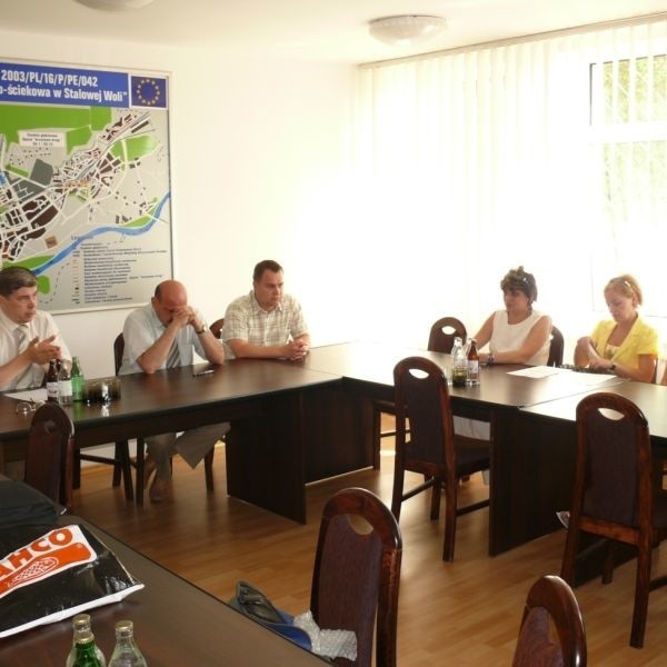 Spotkanie zarządu Miejskiego Zakładu Komunalnego (z lewej) z przedstawicielami wspólnot mieszkaniowych.