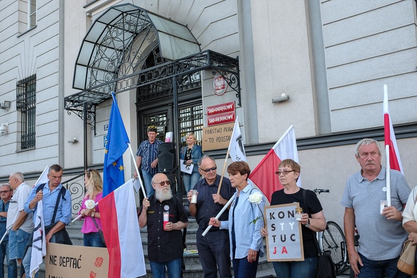 Tarnów. Protestowali w obronie sądów [ZDJĘCIA]