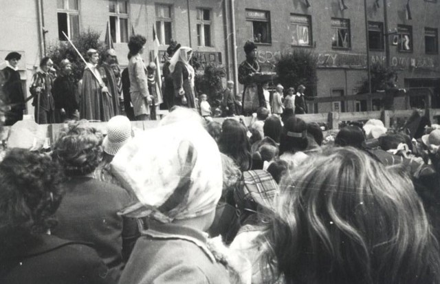 Zdjęcia przedstawiające inauguracje uroczystości 700-lecia Żor w dniu 3 czerwca 1972 r.Zobacz kolejne zdjęcia/plansze. Przesuwaj zdjęcia w prawo - naciśnij strzałkę lub przycisk NASTĘPNE
