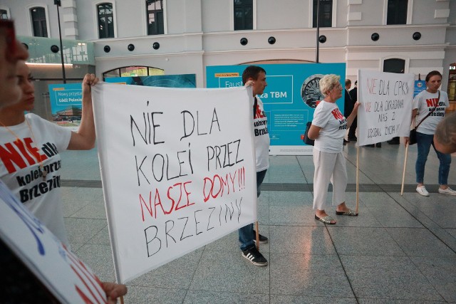 Na konferencję wicepremiera Piotra Glińskiego i ministra Marcina Horały przyszła grupa protestujących mieszkańców Brzezin.