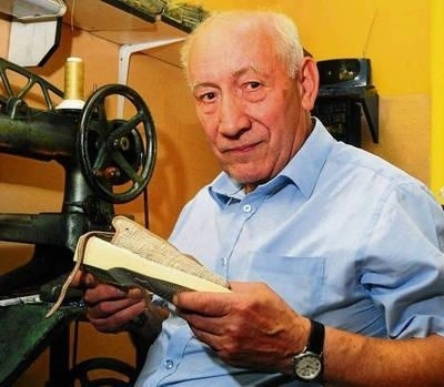 Jan Baltaza naprawia buty od 1969 r. i nadal kocha swoje zajęcie. Fot. ADAM WOJNAR