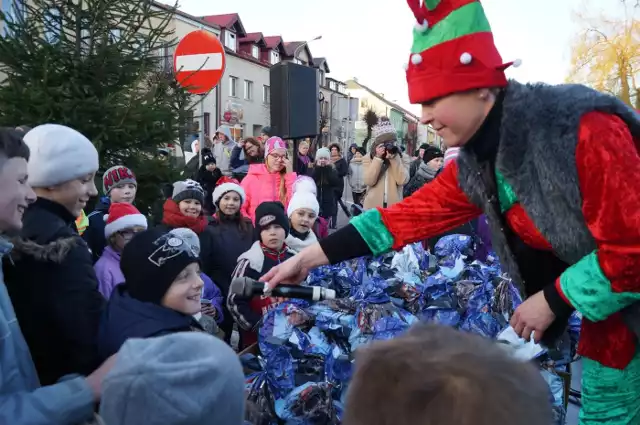 Setki dzieci zjawiły się na Rynku, aby spotkać Mikołaja.