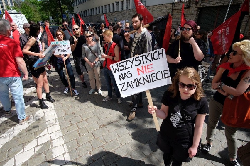 Poznań: Demonstracja przed bramą aresztu przy ul. Młyńskiej