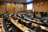 Kraków. O Małopolskiej Tarczy Humanitarnej i pomocy dla uchodźców dyskutowano na ostatniej sesji sejmiku 
