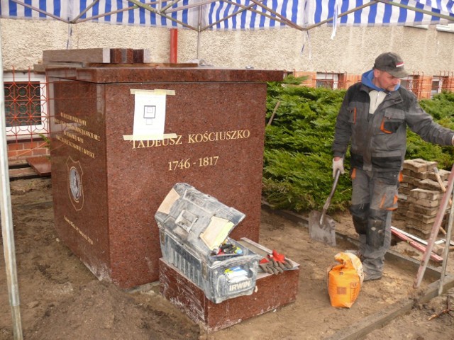 Prace przy cokole, na którym stanie pomnik.