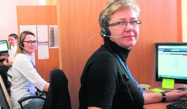 Magdalena Walkowicz, konsultantka callcenter w Świętokrzyskim Centrum Onkologii przyjmuje dziennie kilkaset telefonów. Można dzwonić codziennie w godzinach 7-18 pod numer 41 3674208.