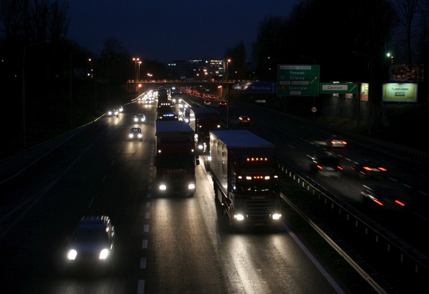 Pożar autobusu na A1! Droga całkowicie zablokowana! WIDEO