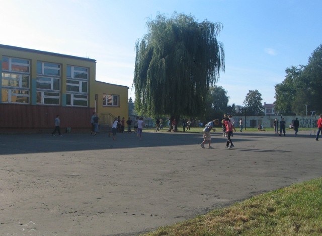 Jeden z radosnych placów zabaw stanie niebawem na boisku przy Szkole Podstawowej nr 4 w Tarnobrzegu.